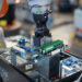 Der Roboter hebt das Motherboard aus dem Gehäuse.