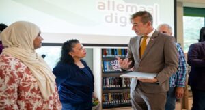 Overhandiging van eerste laptops van Allemaal Digitaal